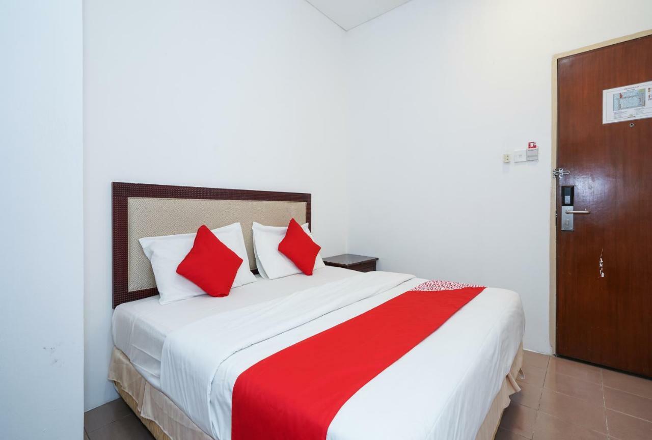 Oyo 43955 N9 Business Hotel Nilai Ngoại thất bức ảnh