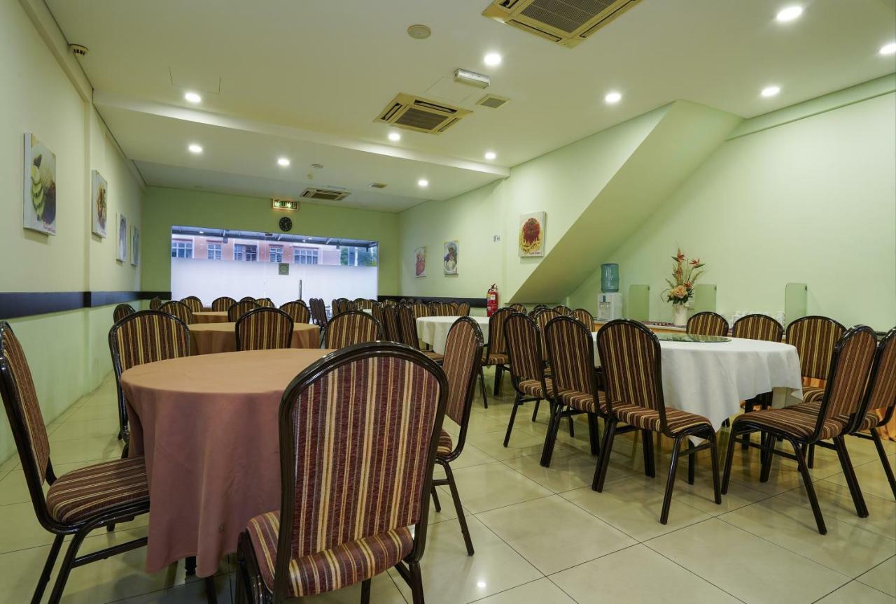 Oyo 43955 N9 Business Hotel Nilai Ngoại thất bức ảnh