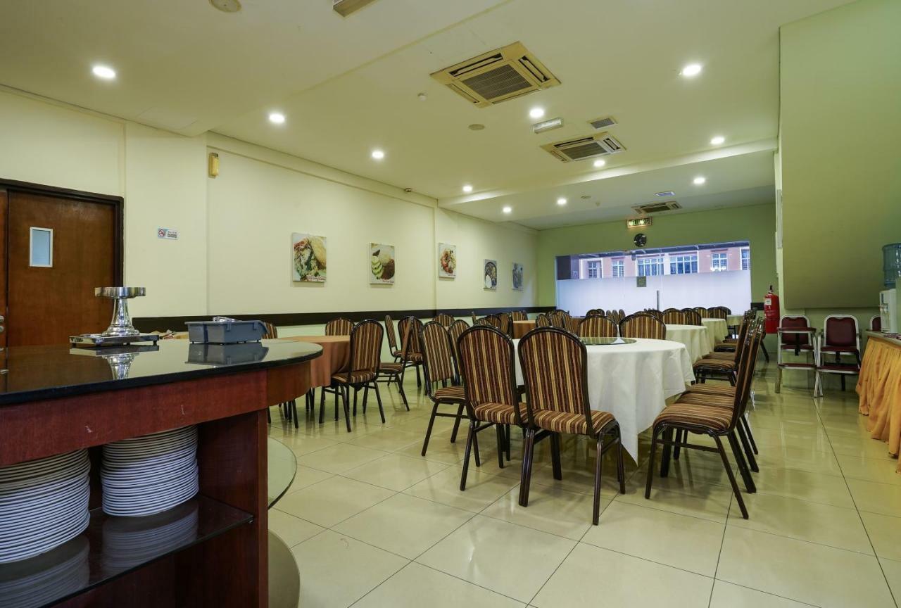 Oyo 43955 N9 Business Hotel Nilai Ngoại thất bức ảnh