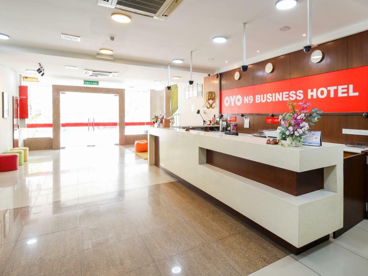 Oyo 43955 N9 Business Hotel Nilai Ngoại thất bức ảnh