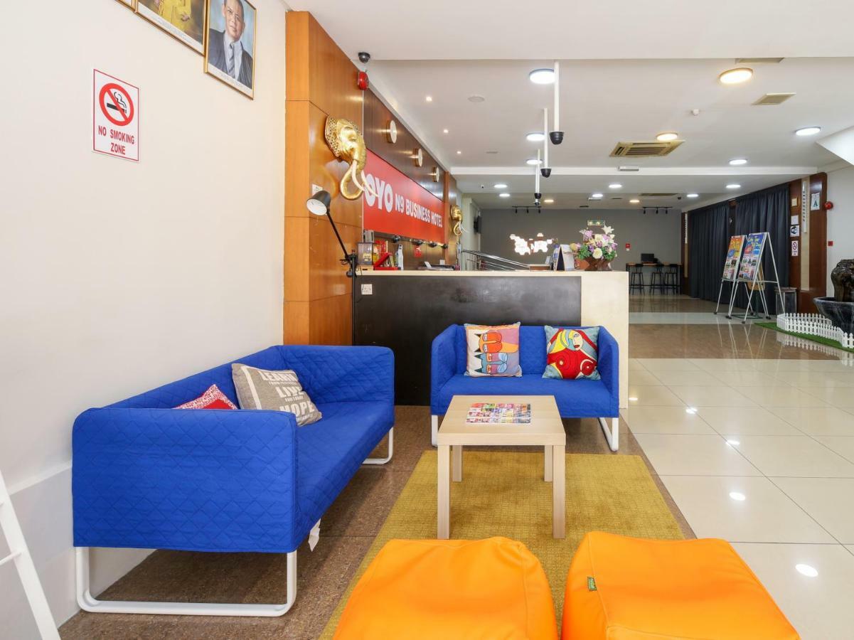 Oyo 43955 N9 Business Hotel Nilai Ngoại thất bức ảnh